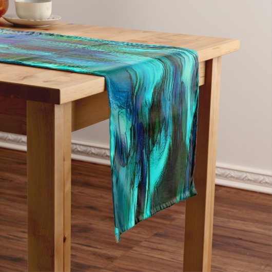 光沢が青からシアノ、赤みを帯びた斑点に染まる ロングテーブルランナー (インサイチュ)