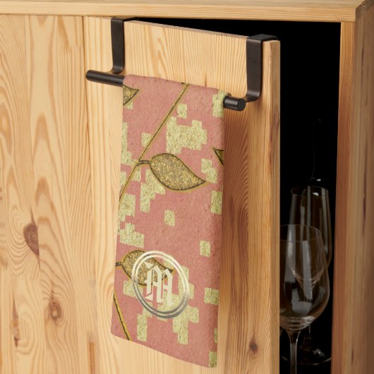 光沢のあるフローラモノグラムのピンク キッチンタオル (三つ折り)