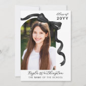 光沢のあるブラックリボンと蝶結びのアーチ型写真 卒業式 招待状 (正面)