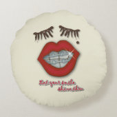 光沢のあるブレース、赤い唇、モル、および太い睫毛 ラウンドクッション (裏面)