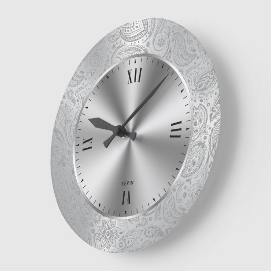 光沢のあるメタリックシルバーおよびヴィンテージペイズリー ラージ壁時計 (傾斜)