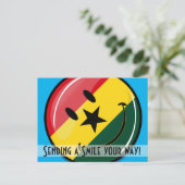 光沢のある丸い笑顔のガーナ国旗 ポストカード (スタンド正面)