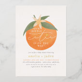 光沢のある小さなかわいこちゃんオレンジ色のカップルの赤ちゃんシャワー 箔招待状 (正面)