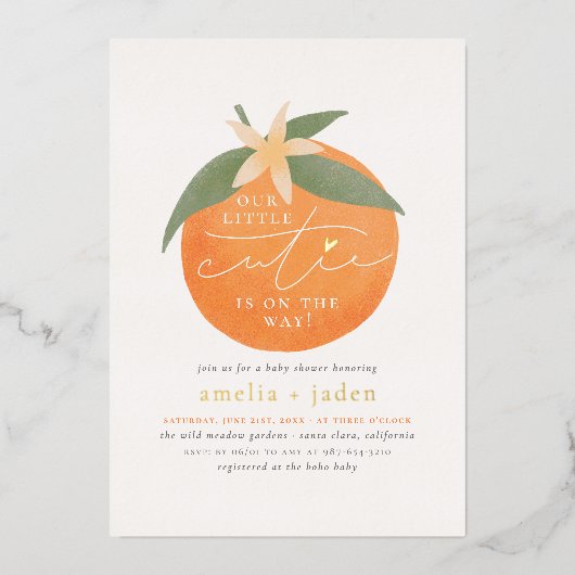 光沢のある小さなかわいこちゃんオレンジ色のカップルの赤ちゃんシャワー 箔招待状 (正面)