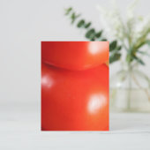 光沢のある積み重ねられたフレッシュレッドトマト ポストカード (スタンド正面)