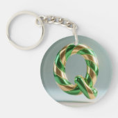 光沢のある緑と金のラメ入りストライプの文字Q キーホルダー (正面)