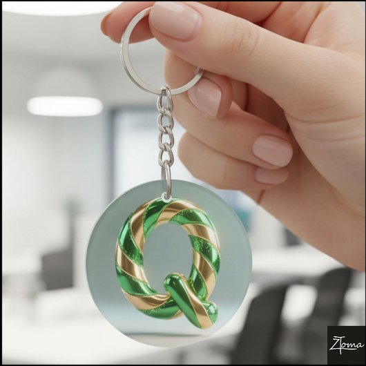光沢のある緑と金のラメ入りストライプの文字Q キーホルダー