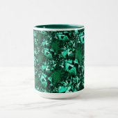 光沢のある緑の色調で、エンボスに似ている マグカップ (中央)