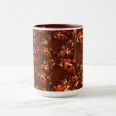 光沢のある茶色がかったサンゴとエンボス マグカップ (中央)