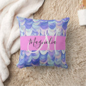 光沢のある虹色の青い人魚の鱗 名前のモノグラム クッション (ブランケット)