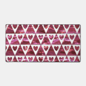 光沢のある赤いバレンタインハートと三角形 デスクマット (正面)