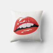 光沢のある赤い唇 クッション (裏面)