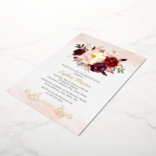 光沢のある金ゴールドクロスフローラバーガンディバプテスマ 箔招待状 (回転した状態)