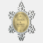 光沢のある金ゴールド背景結婚金ゴールドの記念日 スノーフレークピューターオーナメント (右)