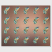 光沢のある銅色の紙にオレンジ色と緑の羽根の飾り ラッピングペーパー (フラット)