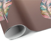光沢のある銅色の紙にピンクと緑の羽根 ラッピングペーパー (ロールコーナー)