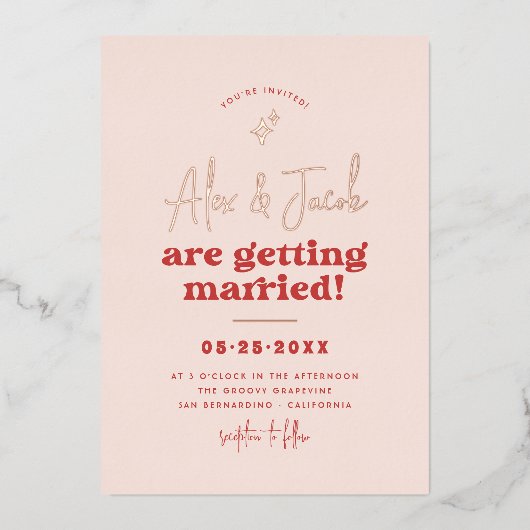 光沢のあるGroovy Sparkle 70sピンクと赤の写真結婚の 箔招待状 (正面)