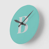 光独占的ティール(緑がかった色)グユニークレーモノグラムイニシャル ラウンド壁時計 (傾斜)