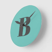 光独占的ティール(緑がかった色)グレーモノグラムイニシャル文字 ラウンド壁時計 (傾斜)