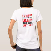 免疫力が低下しています 距離を保ってください Tシャツ (裏面)