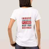免疫力が低下しています 距離を保ってください Tシャツ (裏面)