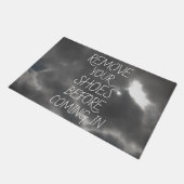 入る前に靴来を脱げカッコいいる ドアマット (アングル)