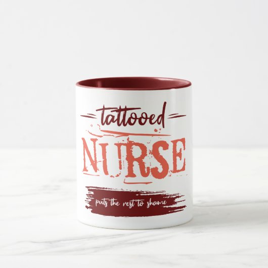 入れ墨のナースは残りを恥じる。ギフトアイディア。 マグカップ (中央)