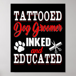 入れ墨をした犬のトリマーはInkedと教育されたコスチュームPr ポスター