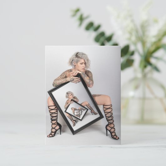 入れ墨を施したモデルアート写真 ポストカード (スタンド正面)