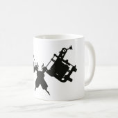 入れ墨銃のコーヒー・マグ コーヒーマグカップ (正面右)
