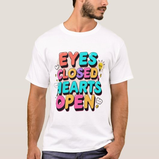 入力鮮やかデザイン：目を閉じ、ハートを操作 Tシャツ (正面)
