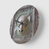 入口の左のドアからのガーゴイルのパネル、1 ラウンド壁時計 (傾斜)