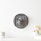 入口の左のドアからのガーゴイルのパネル、1 ラウンド壁時計 (ホーム)