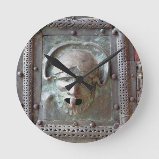 入口の左のドアからのガーゴイルのパネル、1 ラウンド壁時計 (正面)