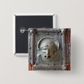 入口の左のドアからのガーゴイルのパネル、1 缶バッジ (正面&裏面)