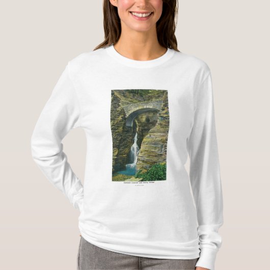 入口の滝および歩哨橋眺め Tシャツ (正面)