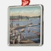 入江を浸すボートの着陸の眺め メタルオーナメント (左)