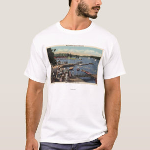 入江を浸すボートの着陸の眺め Tシャツ