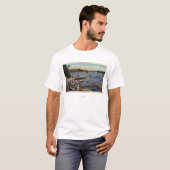 入江を浸すボートの着陸の眺め Tシャツ (正面フル)