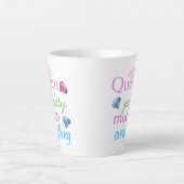 「全かわいらしての女王」 カフェラテマグ (正面)