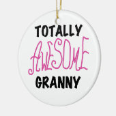 全く素晴らしいおばあさんのピンクのTシャツおよびギフト セラミックオーナメント (左)