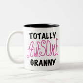 全く素晴らしいおばあさんのピンクのTシャツおよびギフト ツートーンマグカップ (左)