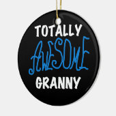 全く素晴らしいおばあさんの青いTシャツおよびギフト セラミックオーナメント (左)