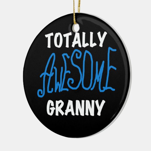 全く素晴らしいおばあさんの青いTシャツおよびギフト セラミックオーナメント (左)