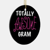 全く素晴らしいグラムのピンクのTシャツおよびギフト セラミックオーナメント (右)