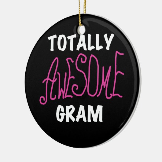 全く素晴らしいグラムのピンクのTシャツおよびギフト セラミックオーナメント (左)