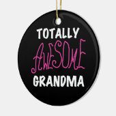 全く素晴らしい祖母のピンクのTシャツおよびギフト セラミックオーナメント (左)