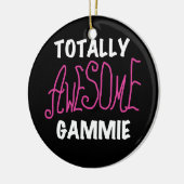全く素晴らしいGammieのピンクのTシャツおよびギフト セラミックオーナメント (左)