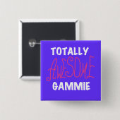全く素晴らしいGammieのピンクのTシャツおよびギフト 缶バッジ (正面&裏面)