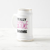 全く素晴らしいGrammieのピンクのTシャツのギフト ビールジョッキ (正面左)